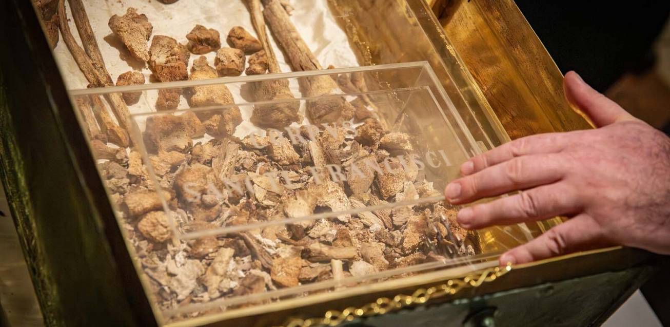 Grafika Ciało wystawione na widok publiczny